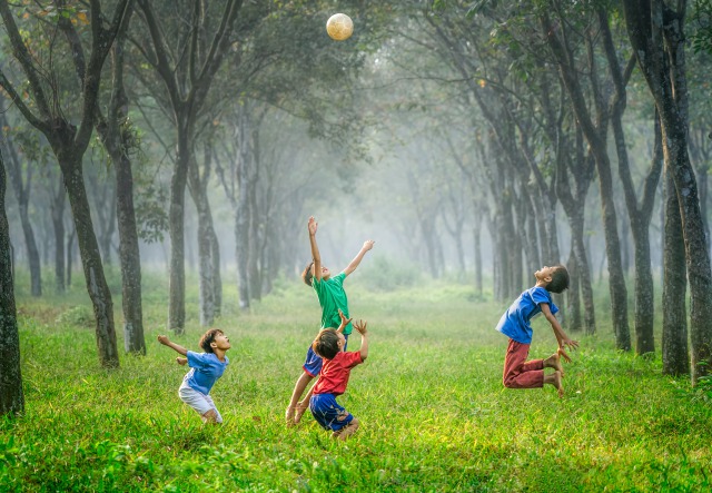 ライザップキッズに通った子供たちがボールで遊ぶ風景